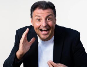 Claudio Lauretta sul palco di Ovada con tanti panni diversi