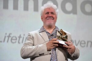 Pedro Almodóvar, Leone d’Oro alla carriera, dedica il premio ai suoi due gatti