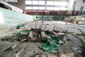 Valenza, così si distrugge una piscina