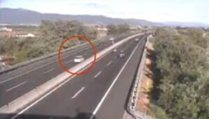 Anziano ‘in fuga’ da casa imbocca l’autostrada contromano
