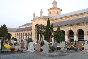 Adesso nei cimiteri si tagliano anche gli orari dei funerali