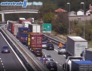 Camion si ribalta, A7 chiusa e coda di 1 chilometro