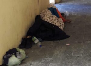 “Nel palazzo Atc dormono per terra e spacciano”: esposto con 60 firme