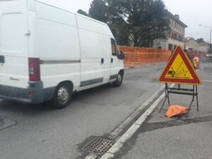 Riprendono i lavori per le tubature: senso unico in via Crispi