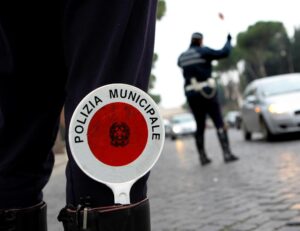 Questuante molesto fermato dalla Polizia municipale