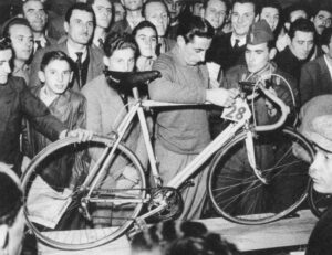 Canzoni e telecronache: l’omaggio dell’Outlet a Coppi