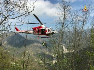 Recuperato anziano cercatore di funghi disperso nel bosco a Pareto