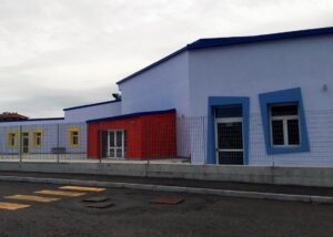 Scuole medie senza tende: si usano i sacchetti dei rifiuti