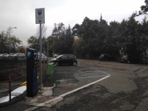 I parcheggi blu della stazione nel mirino dei pendolari
