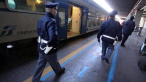 Nella valigia profumi contraffatti, denunciato