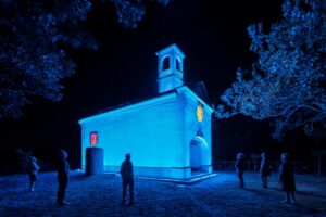 Montei, la chiesa sulla collina diventa blu grazie ai led