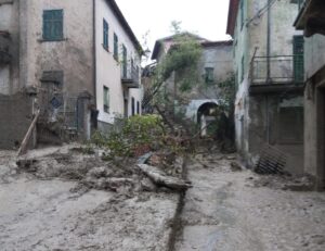 Parodi, frane sulle strade: al lavoro per sgomberare i detriti