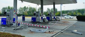 Con ruspa e camion hanno rubato migliaia di euro