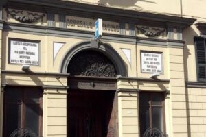 Picchia la compagna e poi la perseguita, arrestato