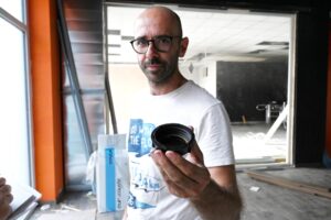 Va in fiamme la palestra che sta per inaugurare: ‘Gesto che non ci ferma’