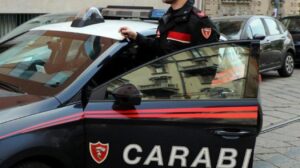 Arrestato dopo aver sottratto all’anziana madre il telefono