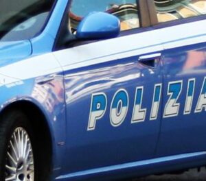 Frana il terreno di una villetta e spunta un cimitero di gomme