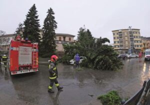 Sessanta persone evacuate. Sale il livello dei fiumi, frane e strade chiuse