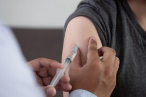 Ultra 65enni e soggetti a rischio: “Vaccino contro l’influenza almeno per l’80%”