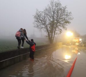 Astuti: cosa non si fa per andare a scuola…