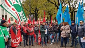 Settore edile, la protesta davanti alla Prefettura