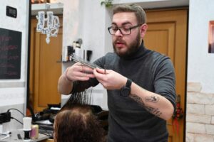 Taglio gratis per i più bisognosi: a  Natale e Capodanno con la testa a posto