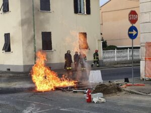 Fuga di gas durante i lavori, scoppia un incendio