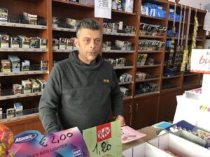 Tabaccaio aggredito reagisce col bastone: denunciato