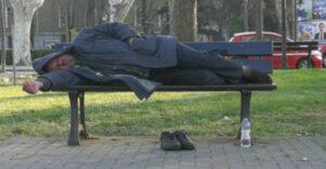 Il senzatetto morto in stazione e la foto per la campagna elettorale