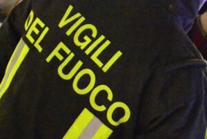 Incendio in una casa, cinque persone tratte in salvo
