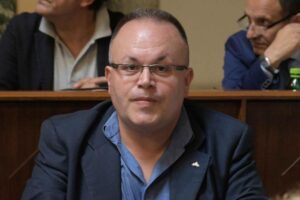 Appuntamento in piazza: il Pd diventa ‘Passalacqua Dimettiti’