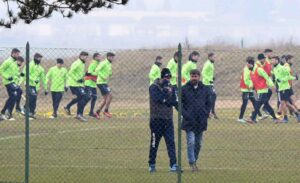 Ore 11.20: Angelo Gregucci dirige il primo allenamento