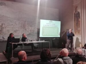 Econet: tariffe e abbandoni al centro del dibattito della Loggia