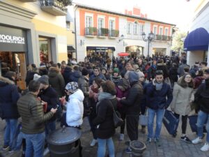 Outlet in attesa di 100mila clienti. Smaltita coda di 2 km sulla A7