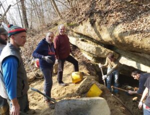 Grotta dei partigiani, i volontari la ripuliscono dal fango