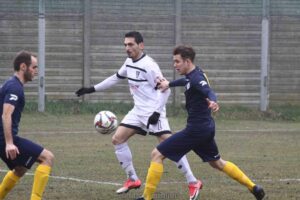 Niente foto di squadra e strette di mano.  In panchina con la mascherina