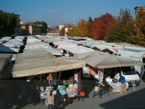 Coronavirus, giù i contagi. E oggi torna il mercato in piazza
