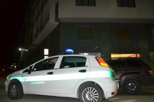 Selfie con lei coricata sul cofano: denunciati