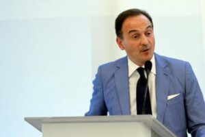 Decessi e contagi, va un po’ meglio. Le slide