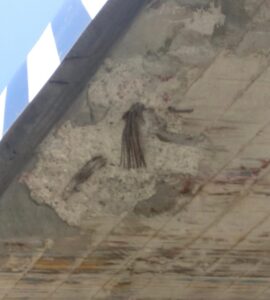 Cadono calcinacci dal ponte dell’autostrada e finiscono sulla Provinciale