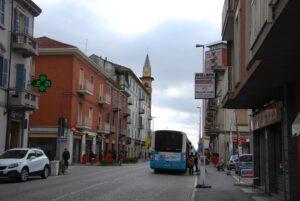 “Gente e auto come non ci fosse divieto”
