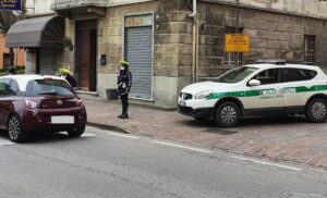 Mascherine obbligatorie per chi entra nei negozi