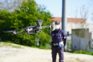 A piedi verso l’argine benché positivo al Covid, individuato col drone