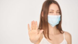 Aggredisce la compagna davanti alle figlie minori: denunciato 24enne casalese