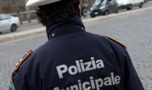 Controllati ai giardini perché imprecava, ma aveva l’hashish