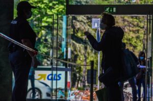 Distanze e misure di sicurezza: ecco le regole per riaprire tutto