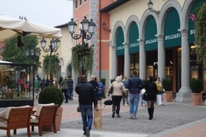 Due ladri minorenni all’interno dell’Outlet