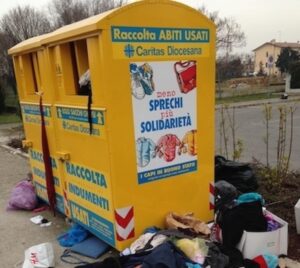 Sospesa la raccolta abiti con cassonetti stradali
