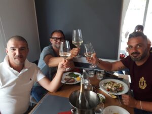 Hsl, tempo di brindisi e di mercato