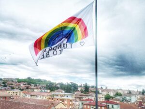 Una bandiera arcobaleno sventola nel cielo acquese